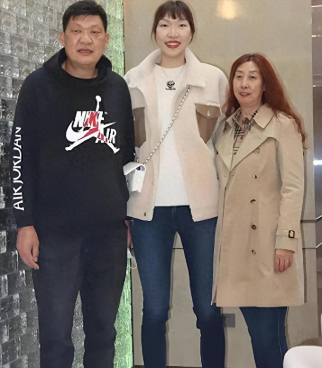 皇冠体育官方入口-男篮名宿韩发顺：退役当教练，女儿2米11，也成为女篮领袖|韩旭|篮球|中国男篮|篮球运动员|河北省_新浪体育_新浪新闻